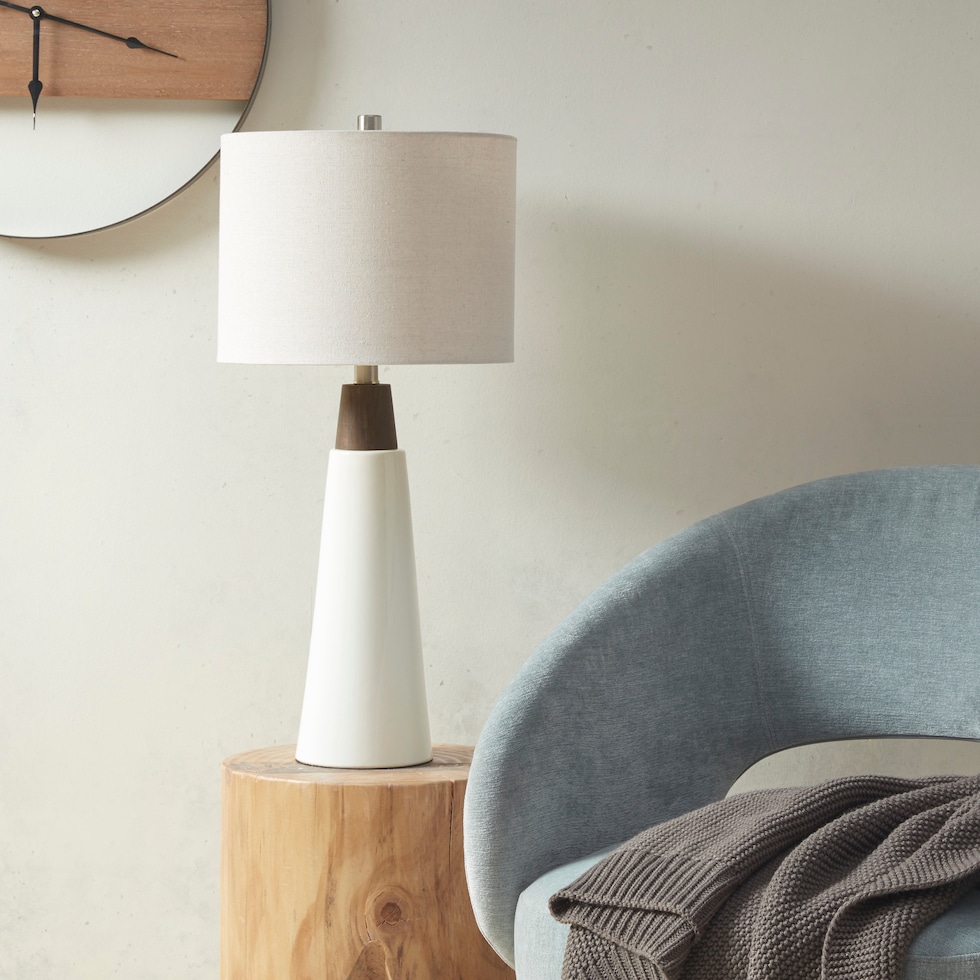 daize white table lamp   