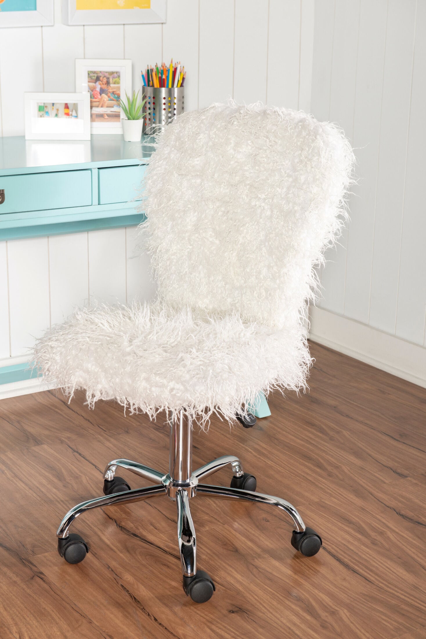 White fluffy spinny online chair